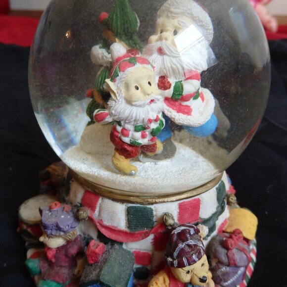 Vintage Heritage House “Deck The Halls” Musical Snowglobe - Picture 4 of 8